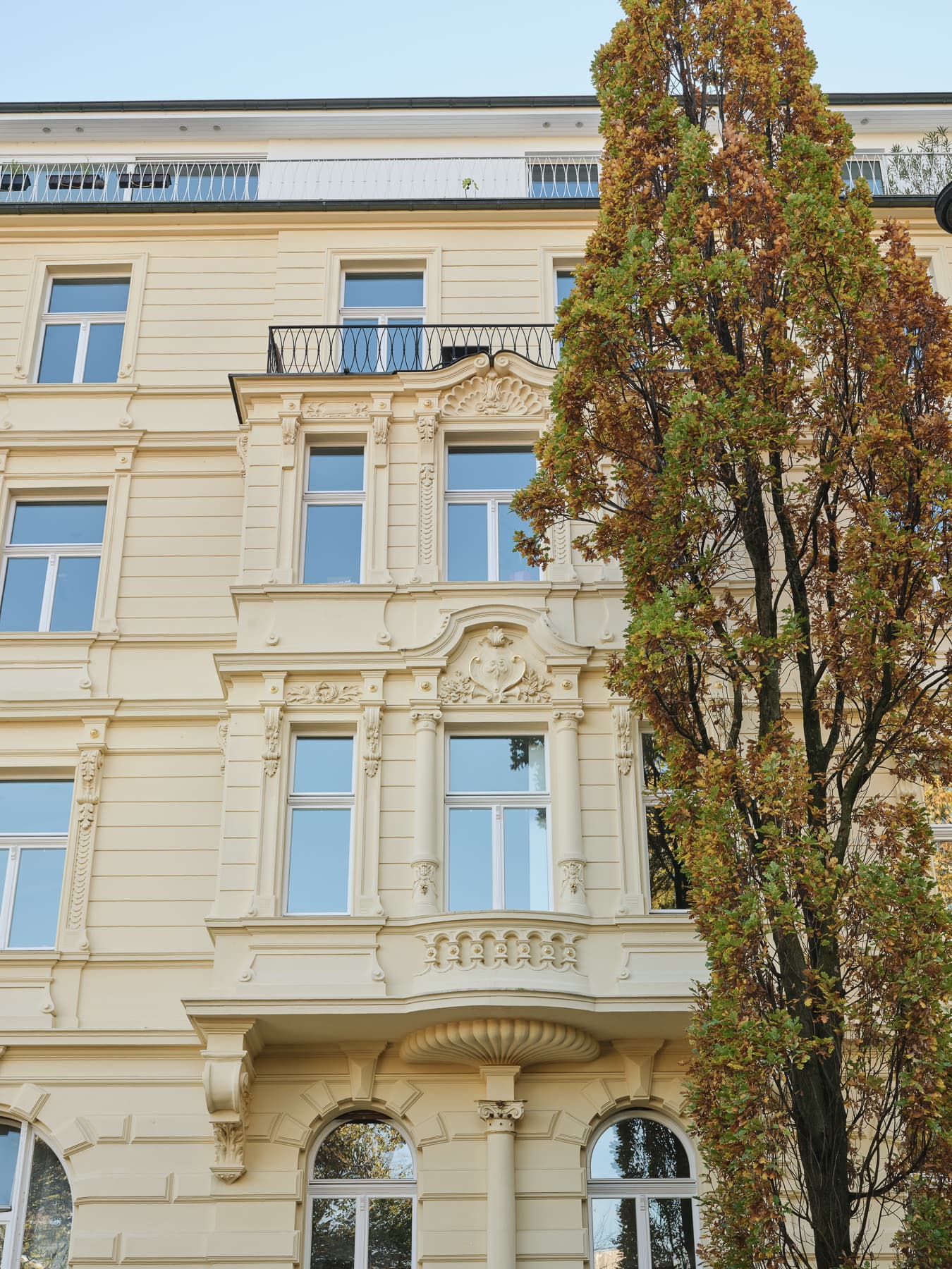 Fassade T.HeussRing Belétage