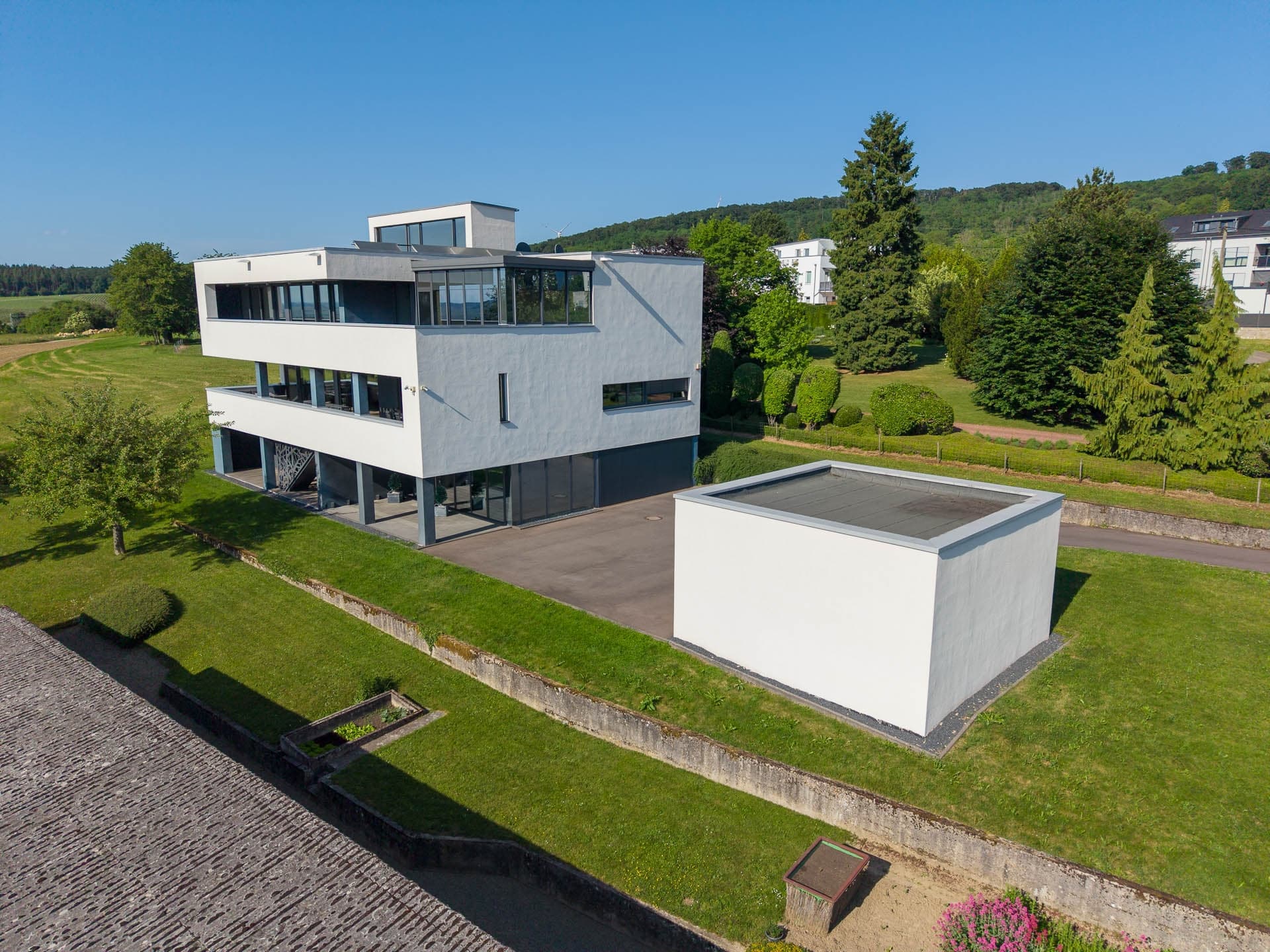 Außenansicht + Grundstück + Garage
