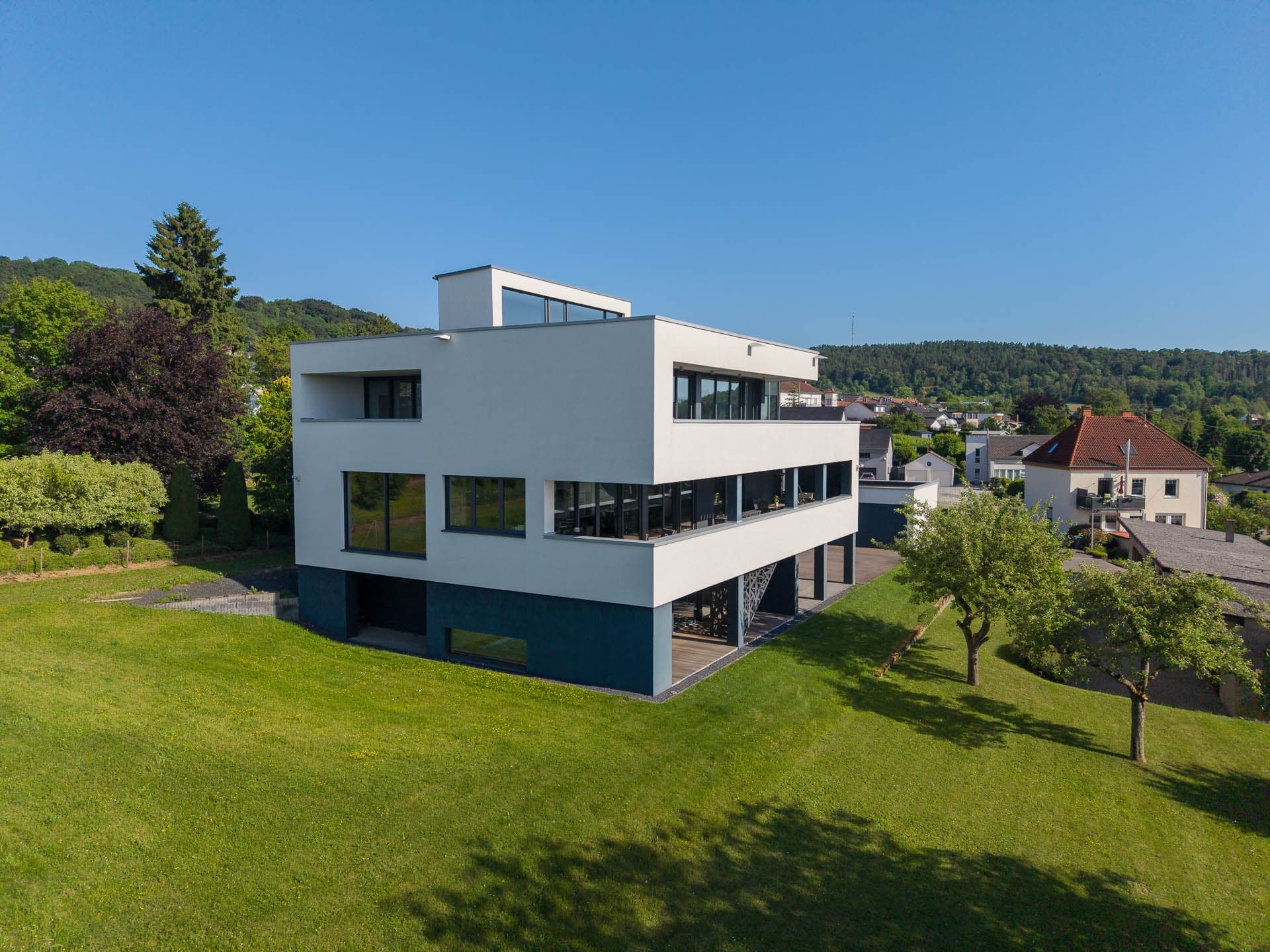 Außenansicht + Grundstück