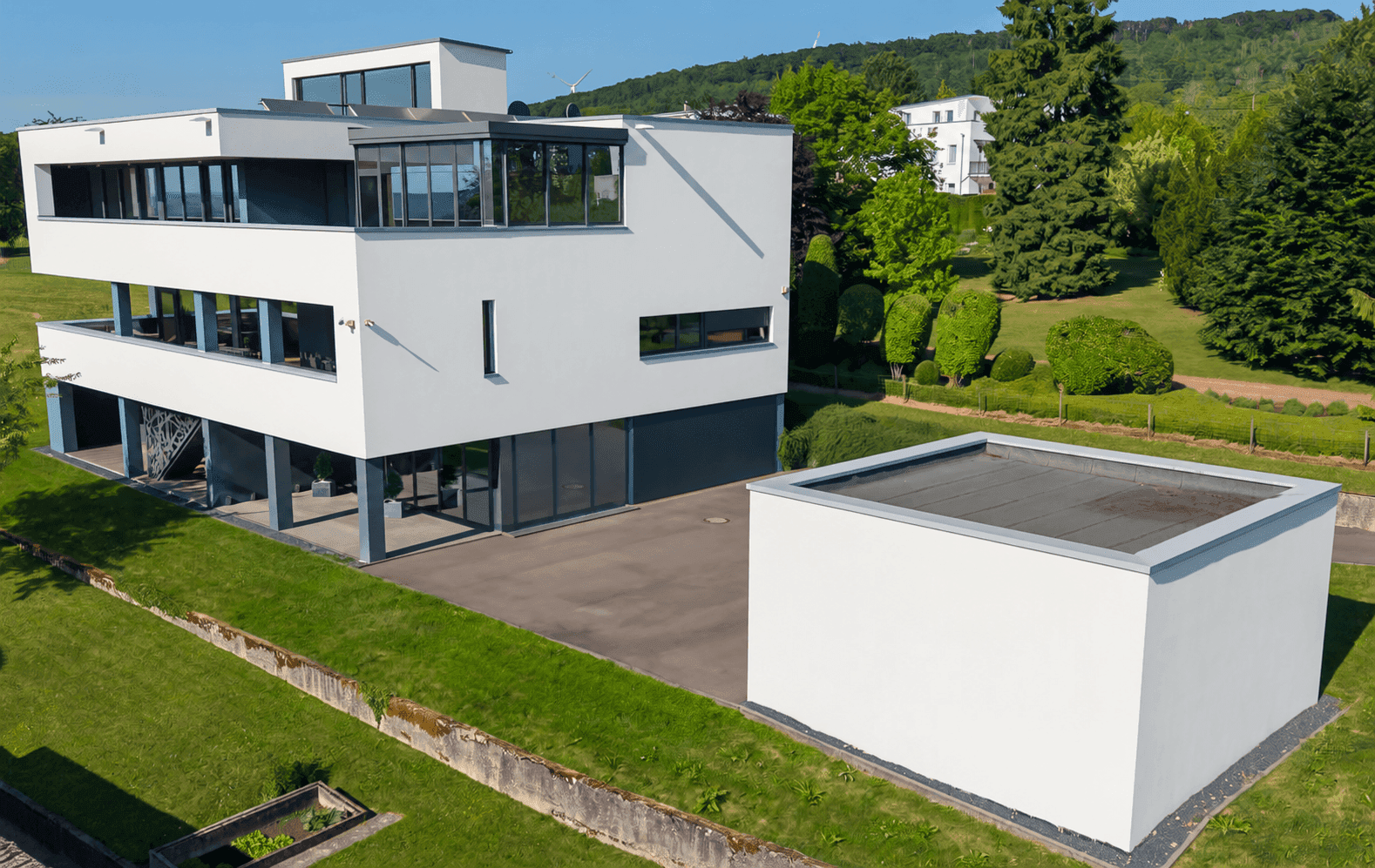 Außenansicht + Grundstück + Garage